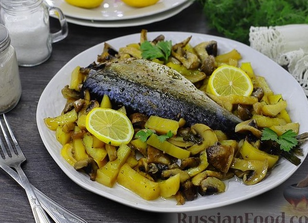 СКУМБРИЯ, ЗАПЕЧЕННАЯ С КАРТОФЕЛЕМ И ГРИБАМИ